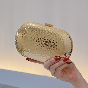 Bolso de mano rígido de metal con patrón de martillo dorado, directo de fábrica, para cena, regalo, venta al por mayor transfronteriza - Product Image 1
