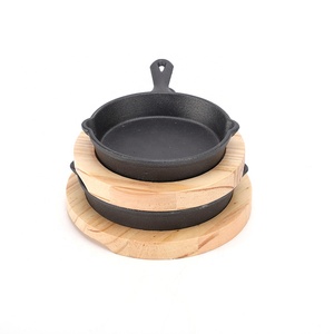 Mini poêle en fonte cocotte pré-assaisonnée avec design moderne 12cm/14cm poêle à frire de camping et plateau en bois - Product Image 2