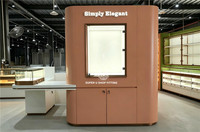 Maßgefertigte LED-Glas-Schmuckvitrine, Hölzerner Schmuck-Wandschrank, Vertikaler Boutique-Ausstellungsschrank für Geschäfte