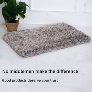 Cojín de piel sintética de felpa de lujo personalizado para <span class=keywords><strong>mascotas</strong></span>, alfombrilla de espuma viscoelástica para cuatro perreras, opción de logotipo personalizado impermeable lavable sólido de invierno - Product Image 2