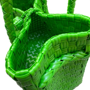 Bolso de mano de paja plástica tejida verde hecho a mano, impermeable, reciclado, ecológico, para el mercado, la playa, compras de verano, bolso de hombro - Product Image 6