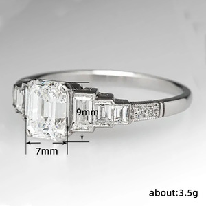 Anello di fidanzamento da donna in platino con diamante taglio smeraldo e pietre laterali a baguette, colore D naturale Q342 - Product Image 5