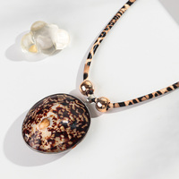 Prix usine loisirs plaqué or Ccb perles cuir corde grande coquille naturelle personnalité collier pour les femmes