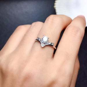 Anello da Donna a V con Zirconia Cubica, Anello con Micro Pavé di Zirconi Rotondi, Gioiello per Fidanzamento - Product Image 4
