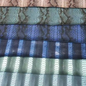 Échantillon gratuit de tissu d'ameublement en peau de <span class=keywords><strong>python</strong></span> en cuir synthétique PU gaufré de serpent 0.4-1.6mm tricoté en vinyle personnalisé pour canapé - Product Image 1