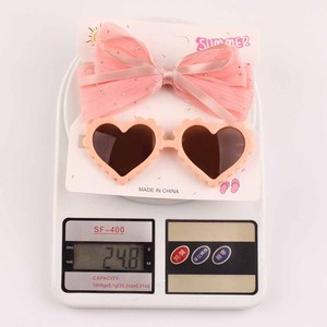 Diadema de nailon para bebé y conjunto de gafas de sol con forma de corazón, diadema con lazo brillante para bebé, accesorios para fotos de verano para niñas de 0 a 3 años - Product Image 2