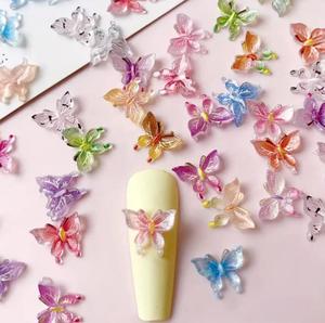 Set di 50 Pezzi di Decorazioni per Unghie Aurora con Farfalle Sfumate, Strass Iridescenti Trasparenti a Forma di Fiore di Ciliegio per Nail Art Fai-da-Te - Product Image 1