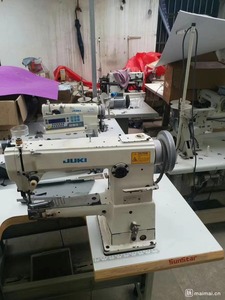 Máquina <span class=keywords><strong>de</strong></span> <span class=keywords><strong>coser</strong></span> plana Juki DSU-145 usada, <span class=keywords><strong>de</strong></span> cabezal cuadrado pequeño, aguja única, alimentación superior e inferior, gancho giratorio, con suministro automático <span class=keywords><strong>de</strong></span> aceite. - Product Image 1