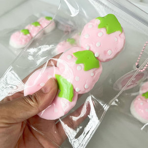 ข้อเสนอพิเศษ ของเล่นบีบซิลิโคนรูปสตรอว์เบอร์รีขนาด 11 ซม. ของเล่นบีบรูปทรงสามลูกบอล สำหรับทุกวัย บรรเทาความเครียด - Product Image 1