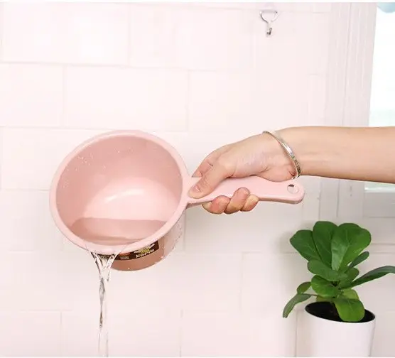 Cucharón de agua de plástico para uso en baño y cocina