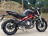 Moto de rue Benelli TNT300 300cc à moteur refroidi par eau, puissance robuste, utilisée, à essence