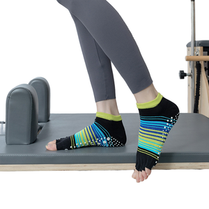 Venta al por mayor <span class=keywords><strong>de</strong></span> <span class=keywords><strong>calcetines</strong></span> <span class=keywords><strong>de</strong></span> Punta abierta para <span class=keywords><strong>yoga</strong></span> y pilates, <span class=keywords><strong>calcetines</strong></span> <span class=keywords><strong>de</strong></span> algodón transpirables antideslizantes para mujeres, <span class=keywords><strong>calcetines</strong></span> <span class=keywords><strong>de</strong></span> <span class=keywords><strong>yoga</strong></span> antideslizantes para el pelo <span class=keywords><strong>de</strong></span> una pieza para <span class=keywords><strong>Amazon</strong></span> - Product Image 6