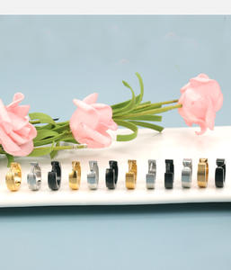 4MM Huggie Hoops | Boucles d'oreilles en acier inoxydable PVD or pour hommes et femmes | Options percées et clipsées | Imperméable et hypoallergénique - Product Image 5