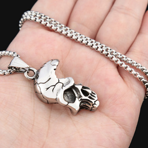 Yunnique Collar con colgante de calavera de acero inoxidable para hombre, diseño de media cara de esqueleto, joyería de moda - Product Image 4