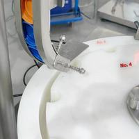 Machine automatique de remplissage et de bouchage de tubes en plastique |   Distributeur de liquide en petites doses pour flacons d'échantillons cosmétiques