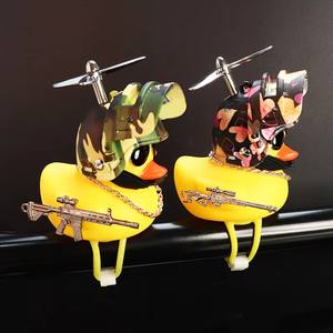 Juguete de Baño de Goma, Pato Amarillo con Lindo Casco Creativo para Decoración de Automóviles - Product Image 3