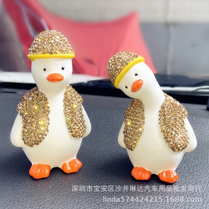 Ornement de voiture en forme de canard mignon, décoration de tableau de bord en céramique avec écharpe rouge et chapeau pour la décoration intérieure du véhicule - Product Image 4