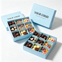 Boîte en carton ondulé avec couvercle et base pour assortiment de chocolats, avec séparateurs en carton amovibles et coussinets de protection