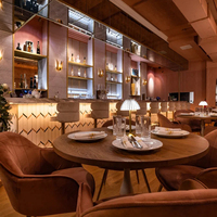 Ensemble de mobilier de restaurant de luxe tout-en-un en velours rose, chaises courbes personnalisées et tables en bois pour hôtel, café, salon