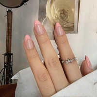 Faux ongles à presser pour femmes, rose laiteux, forme amande moyenne, avec pointe brillante effet gelée et motif tourbillon, pour un éclat rosé et un style minimaliste.