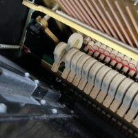   Piano droit vintage YUS, fabrication japonaise, arrière-plan en X, table de sonorisation en épicéa massif, son chaud
