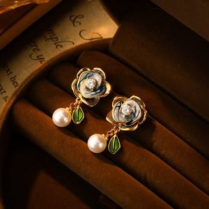 Pendientes de Lujo Retro de Alta Gama, Nuevos Pendientes de Perlas de Camelia Chinas, Esmalte Moderno con Diseño de Flores Esmaltadas, Regalo Perfecto para Mujer - Product Image 5