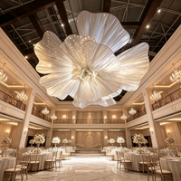 Décoration florale suspendue au plafond de la salle de mariage M968, installation florale en organza avec éclairage LED pour les événements de banquet