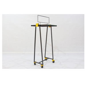 Carrito de <span class=keywords><strong>metal</strong></span> con diseño de rueda, estante de exhibición de ropa moderna, color dorado, 4 vías - Product Image 4