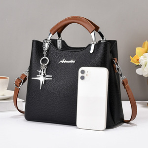 Bolso de Mano Blanco para Mujer con Asa Marrón y Colgante Metálico, Bolso Bandolera para Viajes Diarios - Product Image 3