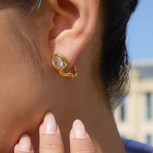 Pendientes de botón en tono dorado con circonita, diseño geométrico de onda, engaste en bisel, para uso diario - Product Image 3