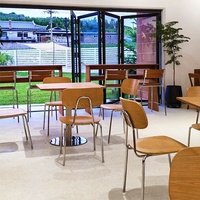 Tables et chaises modernes pour café, idéales pour les rencontres et conversations décontractées