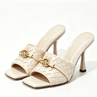 Sandales à talons hauts pour femme, grande taille 45, à bout carré ouvert, style stiletto, avec décorations dorées, pour soirée, coupe large, tige tressée