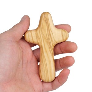 Tamaño de Palma de mano natural pequeña oración fina Cruz adhesiva de madera de oliva regalo cristiano <span class=keywords><strong>para</strong></span> <span class=keywords><strong>manualidades</strong></span> - Product Image 4