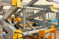 Plateforme élévatrice mobile à ciseaux avec panier, électrique/hydraulique, capacité de charge 300-2000 kg, hauteur de levage 4-14 m, pieds pliables, pour voiture