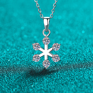 Design flocon de neige avec minuscule collier pendentif en moissanite étincelante en argent sterling 925 - Product Image 3