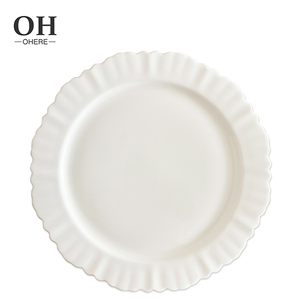 Set di Piatti Irregolari di Lusso Fatti <span class=keywords><strong>a</strong></span> <span class=keywords><strong>Mano</strong></span> in Fine Porcellana Nuovo Design Servizio di Piatti Bianchi Sottopiatto da Matrimonio per Eventi, Catering e Noleggio - Product Image 3