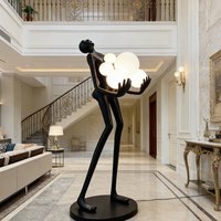 Sculpture abstraite en résine d'un homme tenant un objet en forme de lampe pour la décoration du salon pour Noël et Halloween