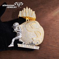 Pendentif sac d'argent 3D personnalisé entièrement serti de moissanite, avec lettres 'WE CARRY IT' et silhouette de ville, bijoux hip-hop pour rappeurs