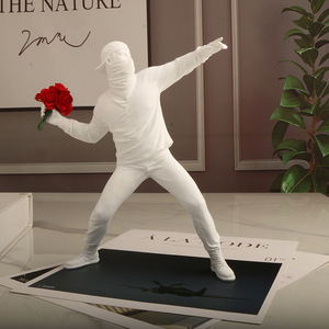 Estatua <span class=keywords><strong>de</strong></span> Resina Hecha a Mano con Diseño <span class=keywords><strong>de</strong></span> Lanzador <span class=keywords><strong>de</strong></span> Flores, Escultura <span class=keywords><strong>de</strong></span> Arte Callejero Estilo Banksy Pintada a Mano, Figura <span class=keywords><strong>de</strong></span> Graffiti <span class=keywords><strong>de</strong></span> 18 cm para Decoración Moderna del Hogar, Regalo - Product Image 2