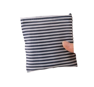 Sac fourre-tout compact et pliable qui se glisse dans la poche de votre manteau ou votre pochette. Ne vous rendez plus jamais sans un sac, qu'il soit <span class=keywords><strong>à</strong></span> la maison ou <span class=keywords><strong>à</strong></span> l'étranger. - Product Image 4