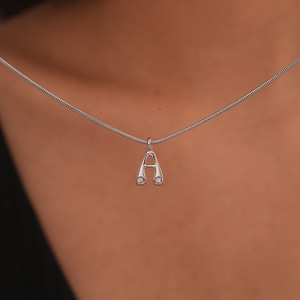 Cadena de Bambú de Acero Inoxidable Personalizada de Estilo Europeo Americano, con Incrustaciones de Circonio, Colgantes en Forma de Hueso con las 26 Letras del Alfabeto, Modernos y de Alta Gama - Product Image 4