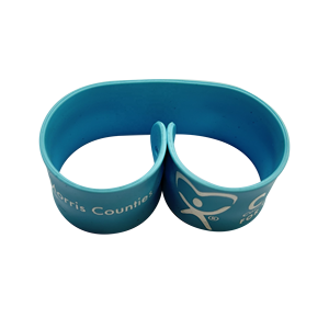 Tingkatkan Merek atau Acara Anda Bungkus Pergelangan Tangan Dalam Gelang Slap PVC Kustom Jepret - Product Image 4