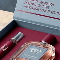 Boîte à parfum rigide réutilisable de style livre bleu magnétique de luxe personnalisée avec doublure en éponge et deux vaporisateurs de voyage