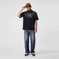 Jean ample vintage bleu pour homme avec bords bruts, appliqués, patchwork et détails effilochés, style streetwear, logo personnalisé