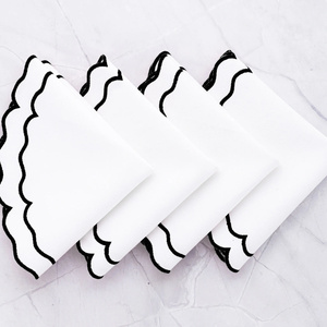 Sets de table ronds brodés en coton et lin à bords festonnés avec bordure contrastante pour les acheteurs en gros réguliers et les banquets de restaurants - Product Image 1