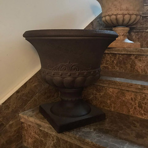 Planteur d'urn en plastique, | design traditionnel, style socle, léger et durable, pour portes, vérandas et centres de table - Product Image 2