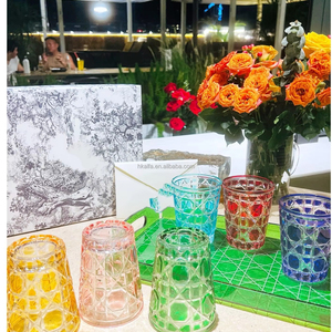 Verre à eau luxueux de couleur unie avec motif en rotin simple, aspect haut de gamme, motif sculpté à la main. - Product Image 1