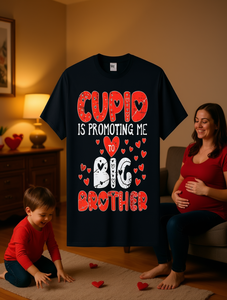 T-shirt da uomo a maniche corte in 100% cotone, vestibilità regolare, stampa frontale - Cupido che promuove il mio fratello maggiore, San Valentino, gravidanza - Product Image 2