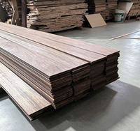 Plancher en bois dur Merbau massif, provenance directe usine, pour terrasse extérieure, surface lisse et rainurée, idéal pour patio et terrasse.