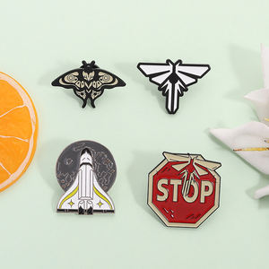 Retro uzay gemisi emaye Pin klasik oyun ilham Sci Fi Metal broş yaka rozeti takı hayranları arkadaşlar için hediye - Product Image 2